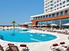 (Exteriér) - Pohled na hotel přes bazén